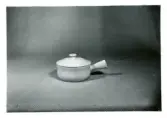 Skål med handtag och lock från Bo Fajans, omkring 1900-talets mitt.
