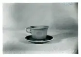 Te-/Kaffekopp med fat från Bo Fajans, omkring 1900-talets mitt.