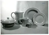 Servis från Bo Fajans, omkring 1900-talets mitt. Karott med lock, tillbringare, mugg, äggkopp, fat och assiett.