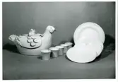 Äggservis från Bo Fajans, omkring 1900-talets mitt. Äggkarott i form av en höna med kycklingar, äggkoppar samt assietter.