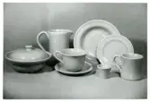 Servis från Bo Fajans, omkring 1900-talets mitt. Karott, tillbringare, kopp med fat, äggkopp, fat, asisett samt mugg.