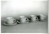 Te-/kaffekoppar med fat från Bo Fajans, omkring 1900-talets mitt.