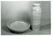 Skål och vas från Bo Fajans, formgivare Berit Ternell, omkring 1900-talets mitt.