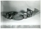 Servis från Bo Fajans, formgivare Berit Ternell, omkring 1900-talets mitt. Marmelafdburk, skål, äggkopp, fat, mugg och kanna.