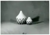 Marmeladburk med salt- eller sockerströare från Bo Fajans, formgivare Berit Ternell, omkring 1900-talets mitt. Dekor Oliv.
