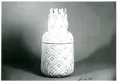 Skål med lock formad som en ananas från Bo Fajans, formgivare Ewald Dahlskog, omkring 1900-talets mitt.