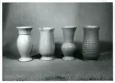 Tre vaser samt en bägare från Bo Fajans, formgivna av Allan Ebeling och Ewald Dahlskog, 1900-talets första halva.