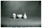 Miniatyrer med dekor HG samt HO från Bo Fajans, formgivare Eva Jancke-Björk, omkring 1900-talets mitt.