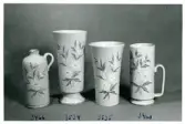 Ett krus och tre vaser från Bo Fajans, formgivare Eva Jancke-Björk, omkring 1900-talets mitt.