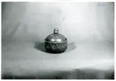 Skål med lock 3661 från Bo Fajans, formgivare Eva Jancke-Björk, omkring 1900-talets mitt.