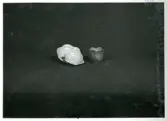 Askfat 3648 och bägare 3649 från Bo Fajans, formgivare Eva Jancke-Björk, omkring 1900-talets mitt.