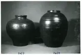 Urna samt golvurna från Bo Fajans, formgivare Eva Jancke-Björk, omkring 1900-talets mitt.