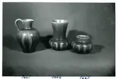 Krus och två vaser från Bo Fajans, formgivare Eva Jancke-Björk, omkring 1900-talets mitt.