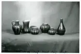 Krus och vaser från Bo Fajans, formgivare Eva Jancke-Björk, omkring 1900-talets mitt.