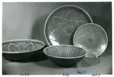 Skålar och fat från Bo Fajans, formgivare Eva Jancke-Björk, omkring 1900-talets mitt.
