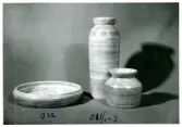 Skål och två vaser från Bo Fajans, formgivare Berit Ternell, omkring 1900-talets mitt.