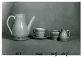Kaffekanna med kopp, sockerskål och gräddsnäcka från Bo Fajans, formgivare Berit Ternell, omkring 1900-talets mitt.