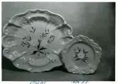 Fruktfat 1023 HD och assiett 1086 AD från Bo Fajans, formgivare Allan Ebeling, tidigt 1900-tal.