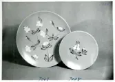 Fat 7019 och assiett 7004 från Bo Fajans omkring 1900-talets mitt.