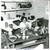 Formgivaren Berit Ternell vid sitt arbetsbord på Bo Fajans, 1952.