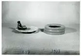 Konfektyrfat B87 samt askfat 3453 från Bo Fajans, formgivare Eva Jancke-Björk, omkring 1900-talets mitt.