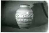 Urna 3679 KR från Bo Fajans, formgivare Eva Jancke-Björk, omkring 1900-talets mitt.