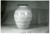 Urna 3679 KR från Bo Fajans, formgivare Eva Jancke-Björk, omkring 1900-talets mitt.