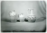 Tre krus från Bo Fajans, formgivare Eva Jancke-Björk, omkring 1900-talets mitt.