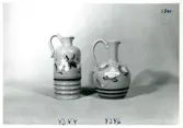 Likörkrus 4344 och 4346 från Bo Fajans, formgivare Eva Jancke-Björk, omkring 1900-talets mitt.