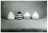 Burkar 068 i olika dekor från Bo Fajans, formgivare Berit Ternell, omkring 1900-talets mitt.