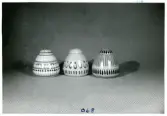 Burkar 068 i olika dekor från Bo Fajans, formgivare Berit Ternell, omkring 1900-talets mitt.