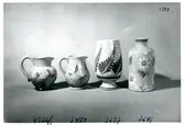Kannor, bägare och krus från Bo Fajans, formgivare Eva Jancke-Björk, omkring 1900-talets mitt.