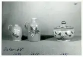 Krus och bonbonjär i dekor BV från Bo Fajans, formgivare Eva Jancke-Björk, omkring 1900-talets mitt.