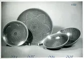 Fat och skålar från Bo Fajans, formgivare Eva Jancke-Björk, omkring 1900-talets mitt.