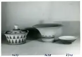 Gryta, vas och fat från Bo Fajans, formgivare Eva Jancke-Björk, omkring 1900-talets mitt.