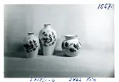 Vaser, en i dekor Vin, från Bo Fajans, formgivare Eva Jancke-Björk, omkring 1900-talets mitt.