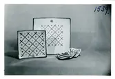 Assiett, fat och askfat från Bo Fajans, formgivare Eva Jancke-Björk, omkring 1900-talets mitt.