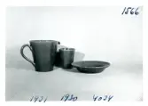 Kanna, mugg och tallrik från Bo Fajans, formgivna av Allan Ebeling och Eva Jancke-Björk, 1900-talets första halva.