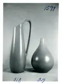 Krus 018 och vas 019 från Bo Fajans, formgivare Berit Ternell, omkring 1900-talets mitt.
