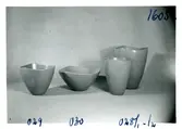 Skål och vaser från Bo Fajans, formgivare Berit Ternell, omkring 1900-talets mitt.