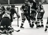 Ishockeymatch mellan IF Mölndal Hockey och Tyringe SoSS i Åby ishall, Idrottsvägen 5 i Åby, Mölndal, år 1987-1988.