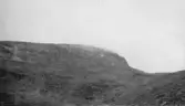 Karg höjdrygg i öppet landskap.