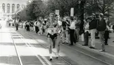 Löparen Mats Erixon, tävlandes för Mölndals AIK, Maik, springer Göteborgsvarvet. Här på Kungsportsavenyen, okänt årtal.