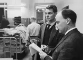 Stickprovsförfarande vid ankommande postöppningen. Observatören
Bengt Lindberg, från Stockholm Ban, får en upplysning av postförman
Gunnar Svedman, Stockholm 1.
