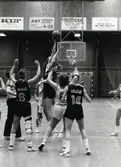 Kvarnby Basket spelar match i Mölndals idrottshus/Aktiviteten, år 1988. Motståndarlag och slutresultat är okända.
