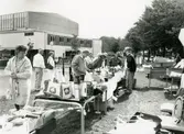 Loppmarknad på Frejaplan i Mölndal, år 1994. Idrottshuset/Aktiviteten i bakgrunden.