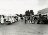 Loppmarknad på Frejaplan i Mölndal, år 1994. Idrottshuset/Aktiviteten till höger.