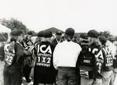 Loppmarknad på Frejaplan i Mölndal, år 1994. Spelare i fotbollslaget Jitex BK har samlats vid fotbollsplanen.