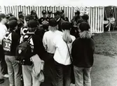 Loppmarknad på Frejaplan i Mölndal, år 1994. Spelare i fotbollslaget Jitex BK har samlats vid fotbollsplanen.
