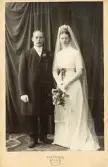 Bröllopsporträtt av Inga och Gustaf Lagergren (enligt text i album).